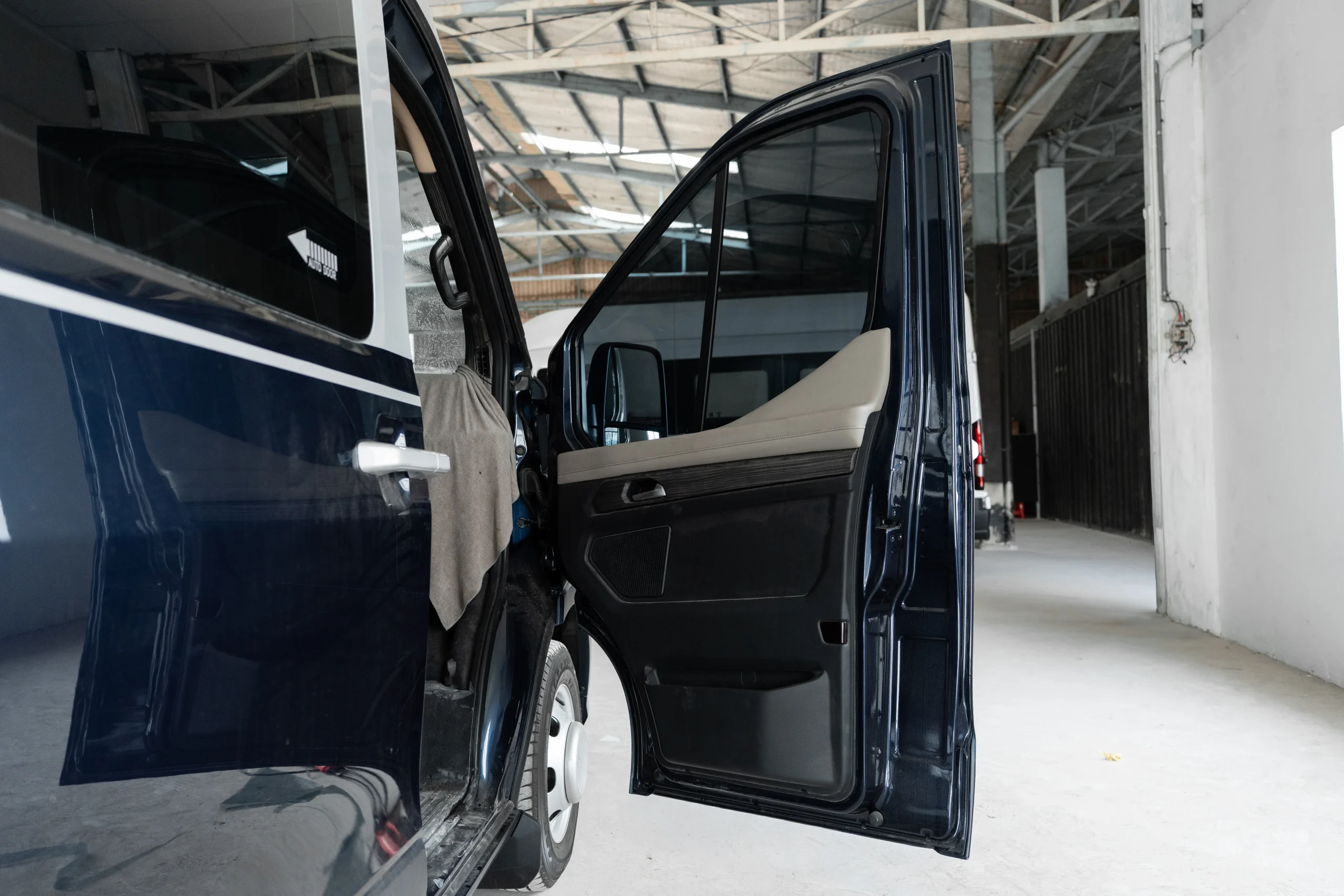 phim cach nhiet ultra nano ceramic Ford Transit 38 scaled Phim Cách Nhiệt Black Label